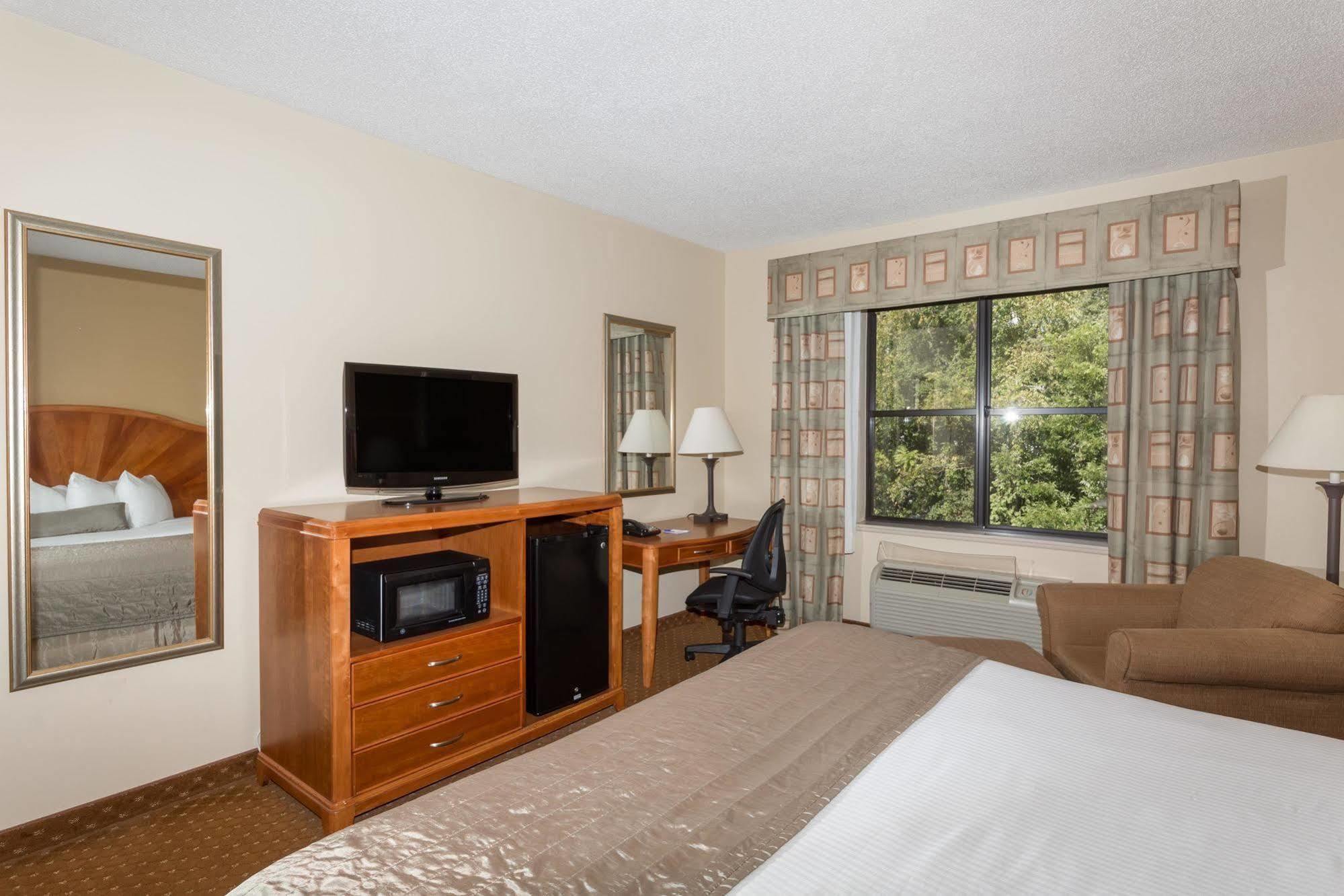 Baymont By Wyndham Asheville/Biltmore Bagian luar foto