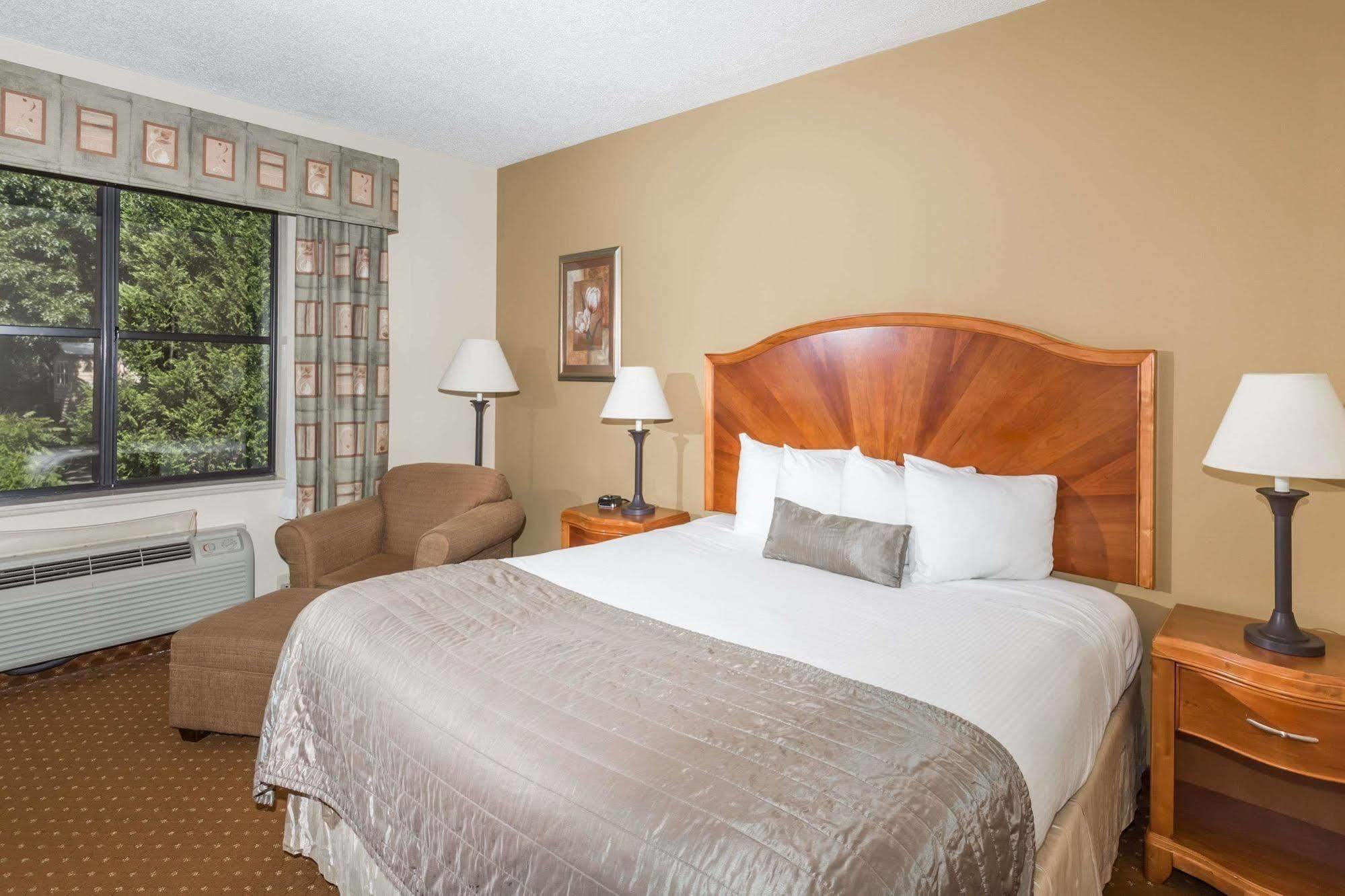 Baymont By Wyndham Asheville/Biltmore Bagian luar foto